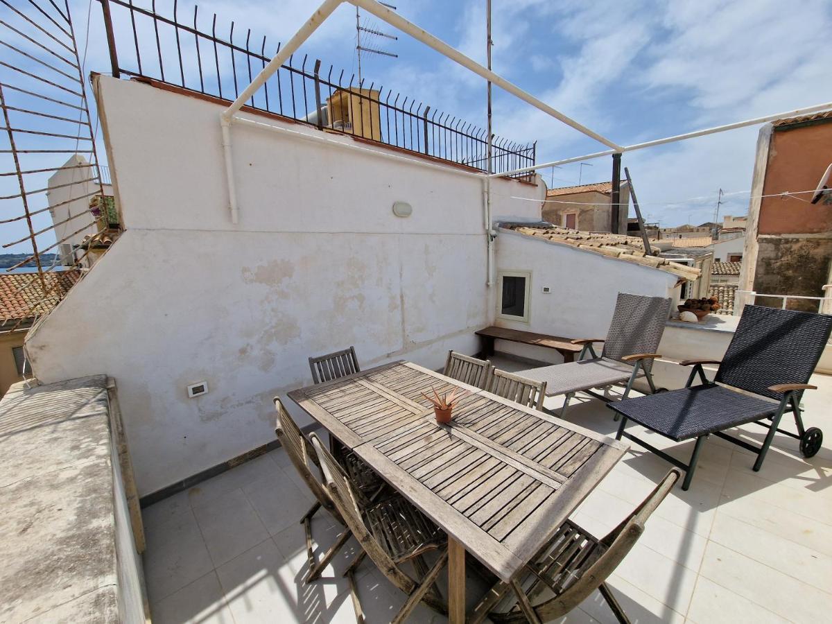 Sea-View Terrace & Bikes Moon Ortigia Holiday Home Сиракузы Экстерьер фото