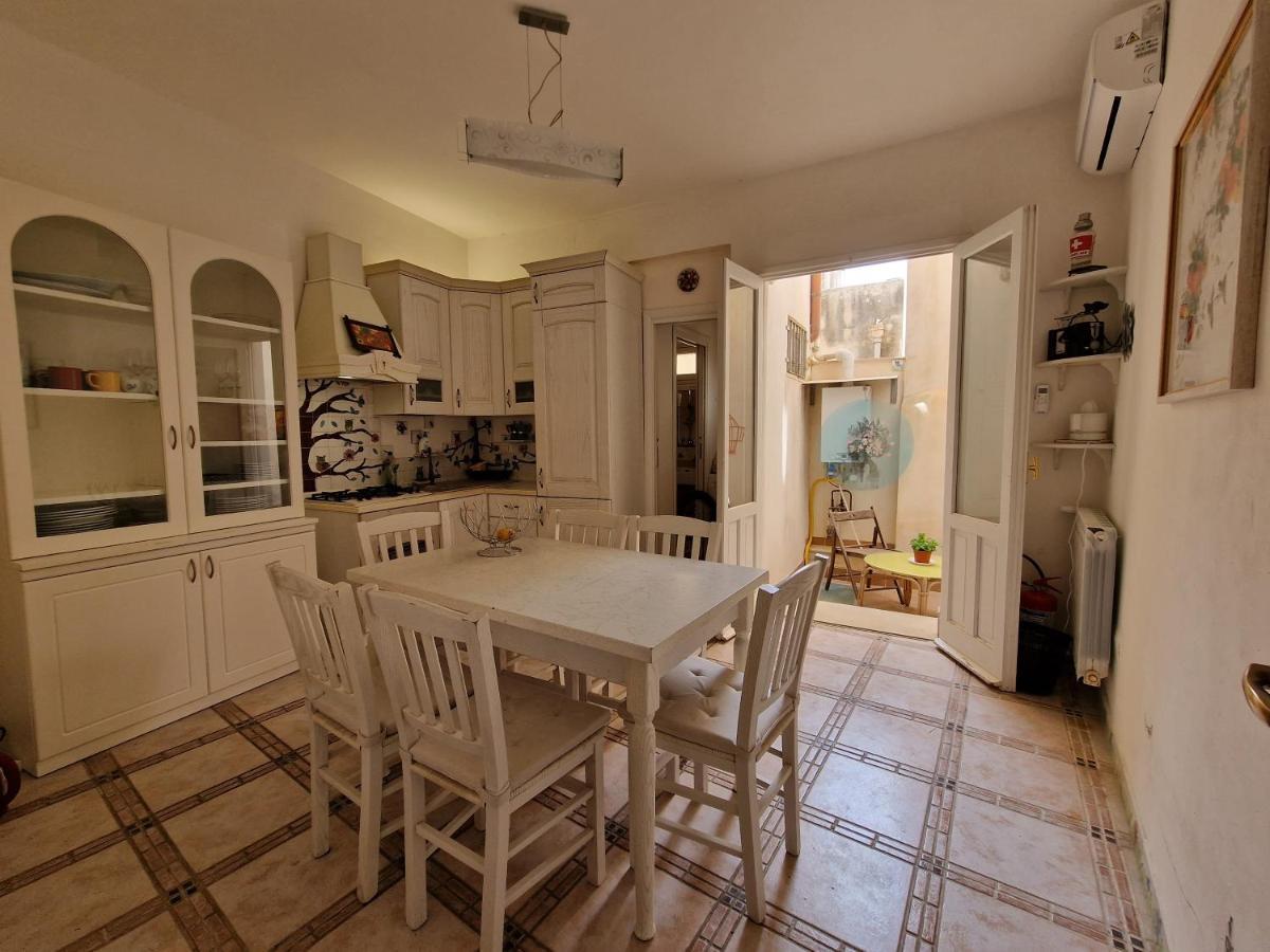 Sea-View Terrace & Bikes Moon Ortigia Holiday Home Сиракузы Экстерьер фото