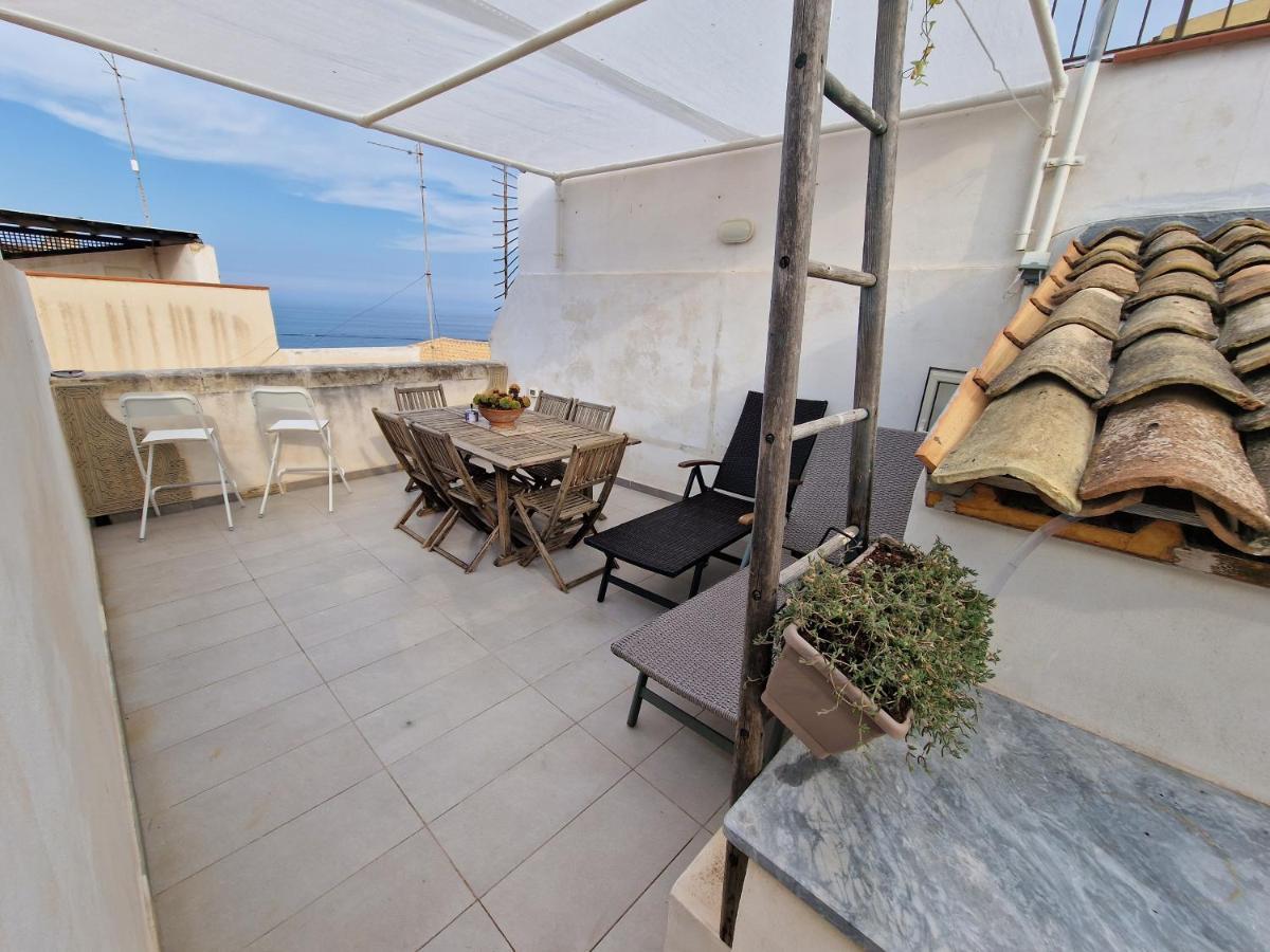 Sea-View Terrace & Bikes Moon Ortigia Holiday Home Сиракузы Экстерьер фото